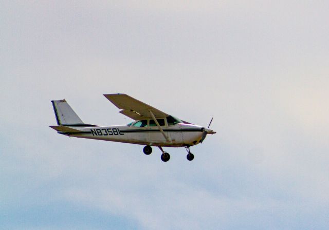 Cessna Skyhawk (N8358L)