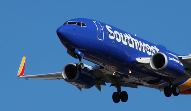 Boeing 737-700 (N207WN) - On final is this 2005 Southwest Airlines Boeing 737-7H4 in the Winter of 2020.