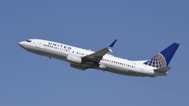 Boeing 737-800 (N77542) - Departing LAX on 25R