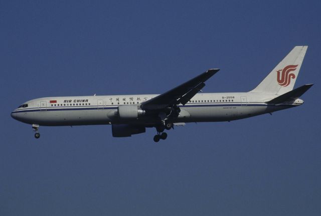 BOEING 767-300 (B-2558) - Final Approach to Narita Inrl Airport Rwy34L on 1998/12/13