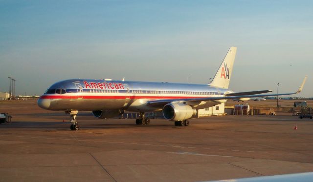 Boeing 757-200 (N190AA) - Sunrise over AA 757-223 N190AA at DFW on Oct 7, 2014.