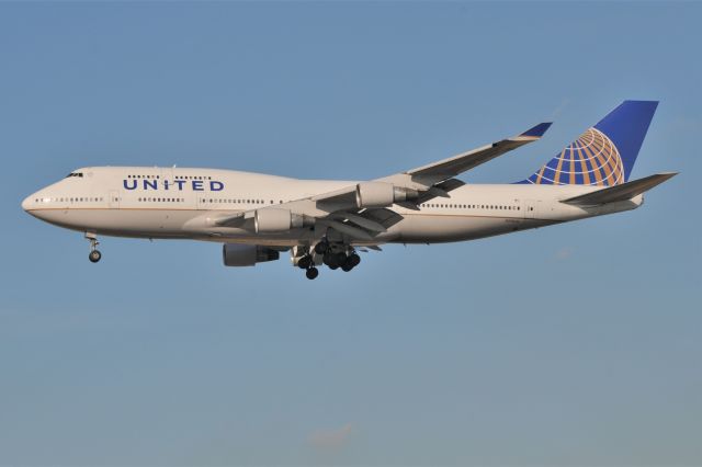 Boeing 747-400 (N199UA)