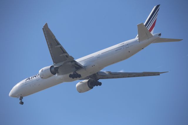 BOEING 777-300ER (F-GSQF)