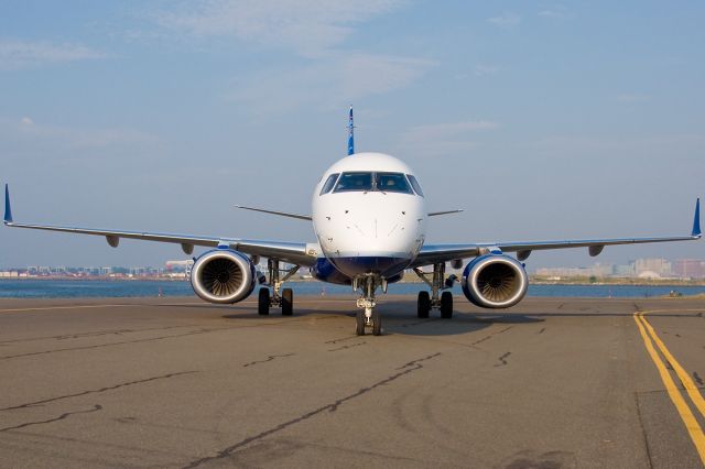 Embraer ERJ-190 (N346JB) - Nose shot of N346JB - BlueBerry !