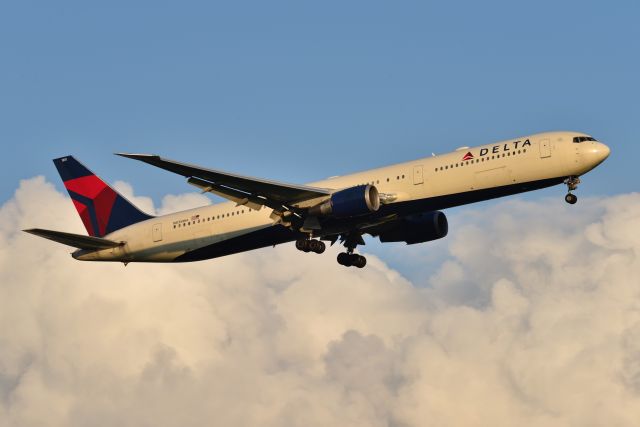 BOEING 767-400 (N835MH) - 23-R 08-12-23 Golden Hour