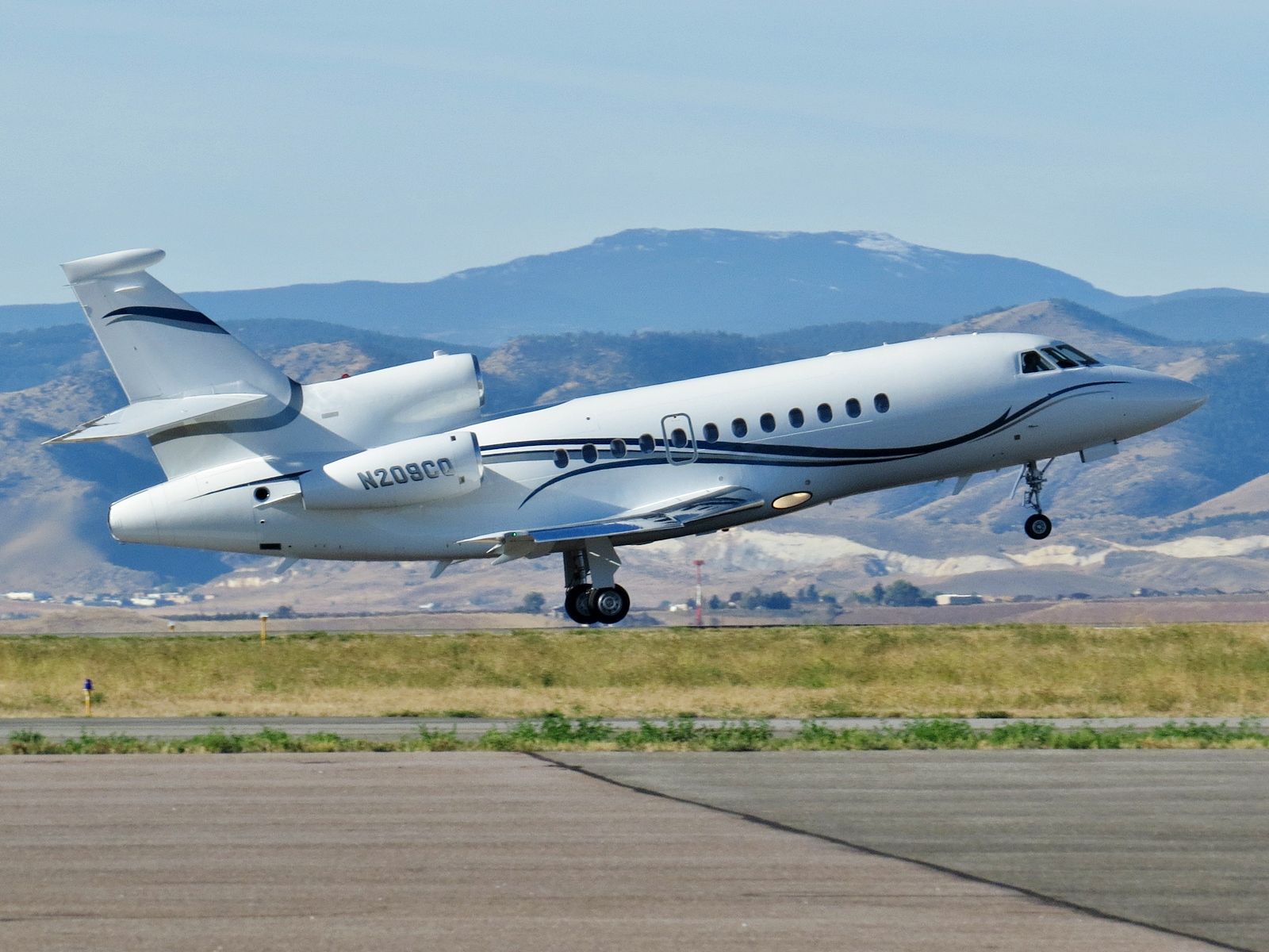 Dassault Falcon 900 (N209CQ) - Rotating off BJC On October 8, 2016
