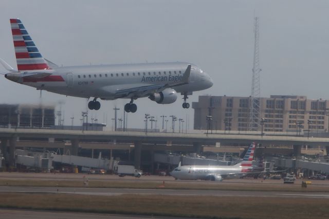 Embraer ERJ-190 (N247NN)