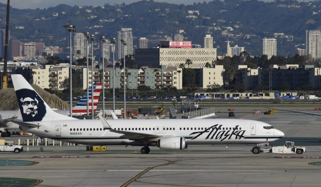 Boeing 737-900 (N462AS) - Taxiing to gate at LAX