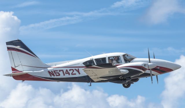 Piper Aztec (N5742Y)