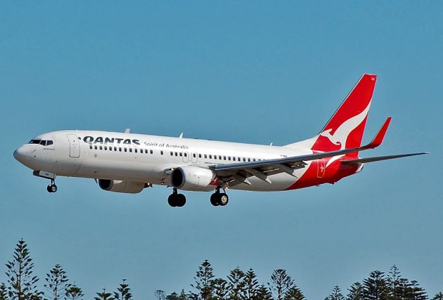 Boeing 737-800 (VH-VZB) - QANTAS - BOEING 737-838 - REG VH-VZB (CN 34196/2623) - ADELAIDE INTERNATIONAL AIRPORT SA. AUSTRALIA - YPAD (11/1/2015)