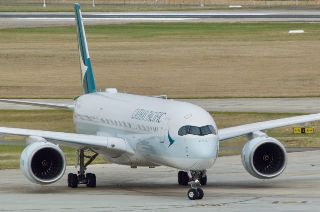 Airbus A350-900 (B-LRI) - Cathay Pacific (CPA) A350-941 B-LRI taxiing to the stand after operating the airlines inaugural A350 flight into Melbourne Airport (MEL) (1 February 2017)