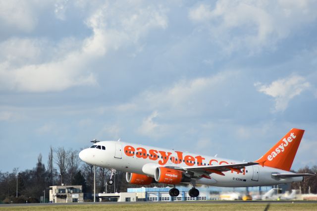 Airbus A319 (G-EZAN)