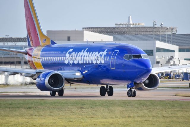 BOEING 737-300 (N643SW) - 12/24/2016: A Southwest Airlines Boeing 737-3H4 taxiing for departure at KHOU. 