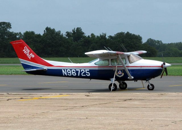 Cessna Skylane (N96725) - At Shreveports Downtown Airport.