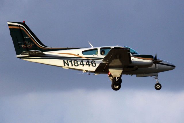 Beechcraft 55 Baron (N18446) - On final approach for rwy 9 on 27-Nov-16.