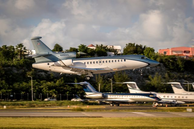 Dassault Falcon 7X (N990HA) - Dassault Falcon 7X seconds from touchdown 