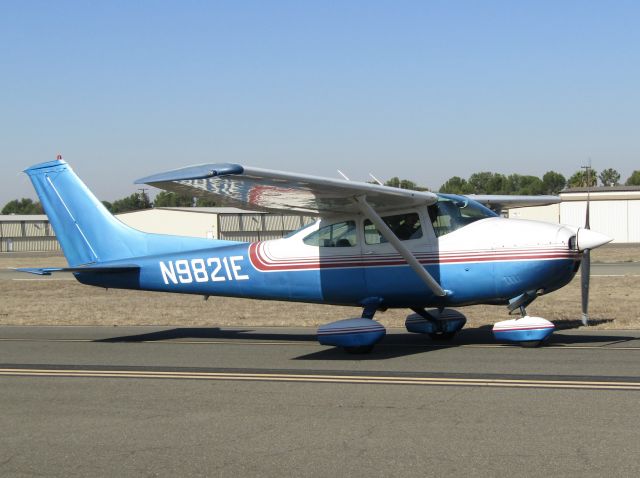 Cessna Skylane (N9821E) - Taxiing to the ramp.