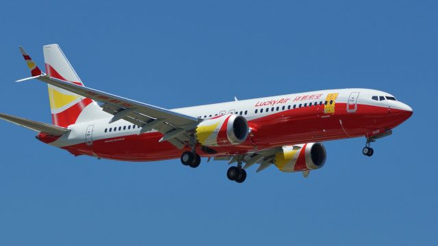 Boeing 737 MAX 8 (B20A5) - On approach runway 16.