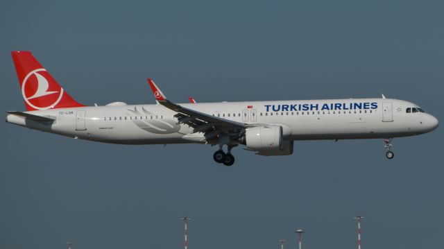 Airbus A321 (TC-LSR)