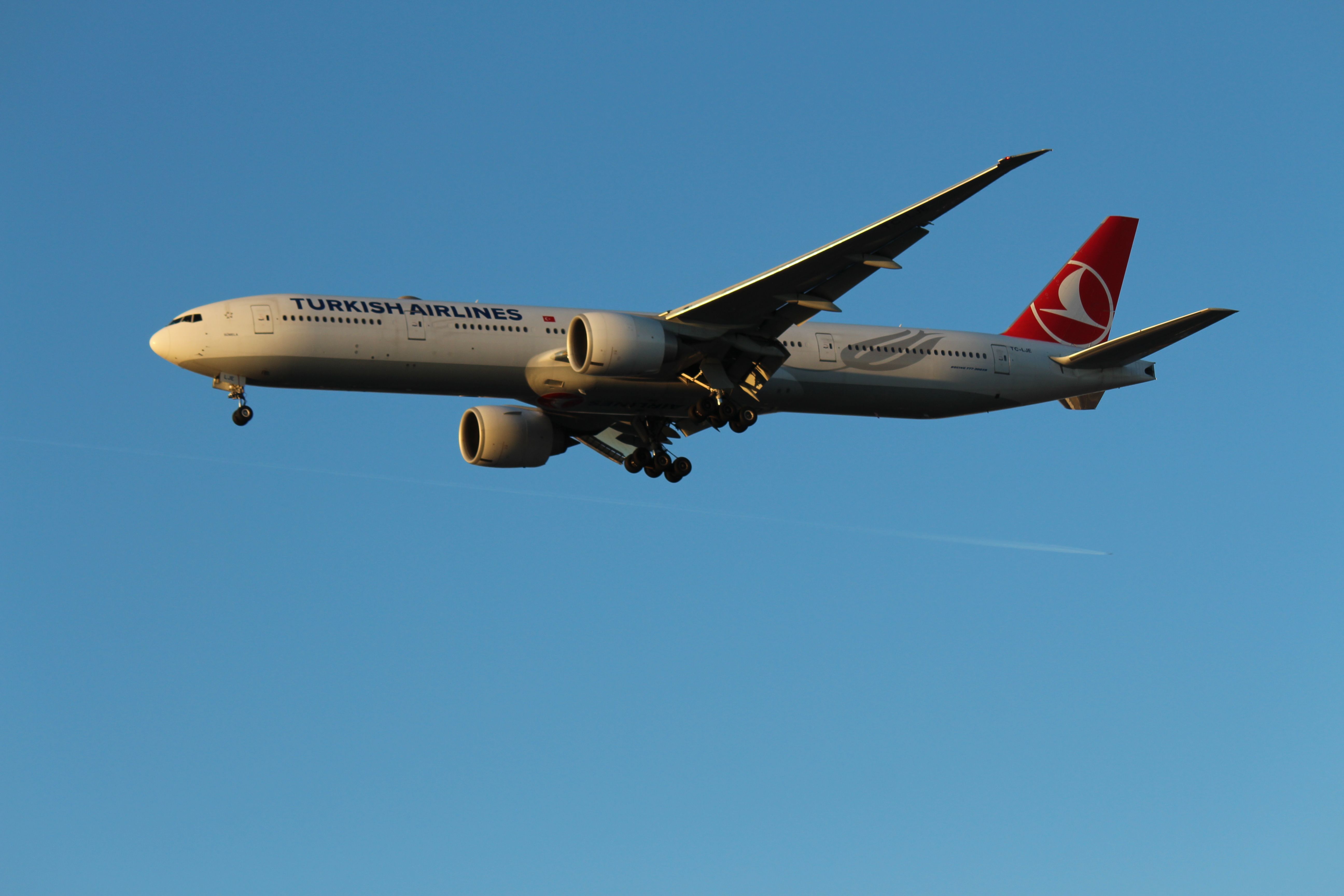 BOEING 777-300ER (TC-LJE) - Landing 28C
