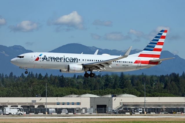 Boeing 737-800 (N883NN)