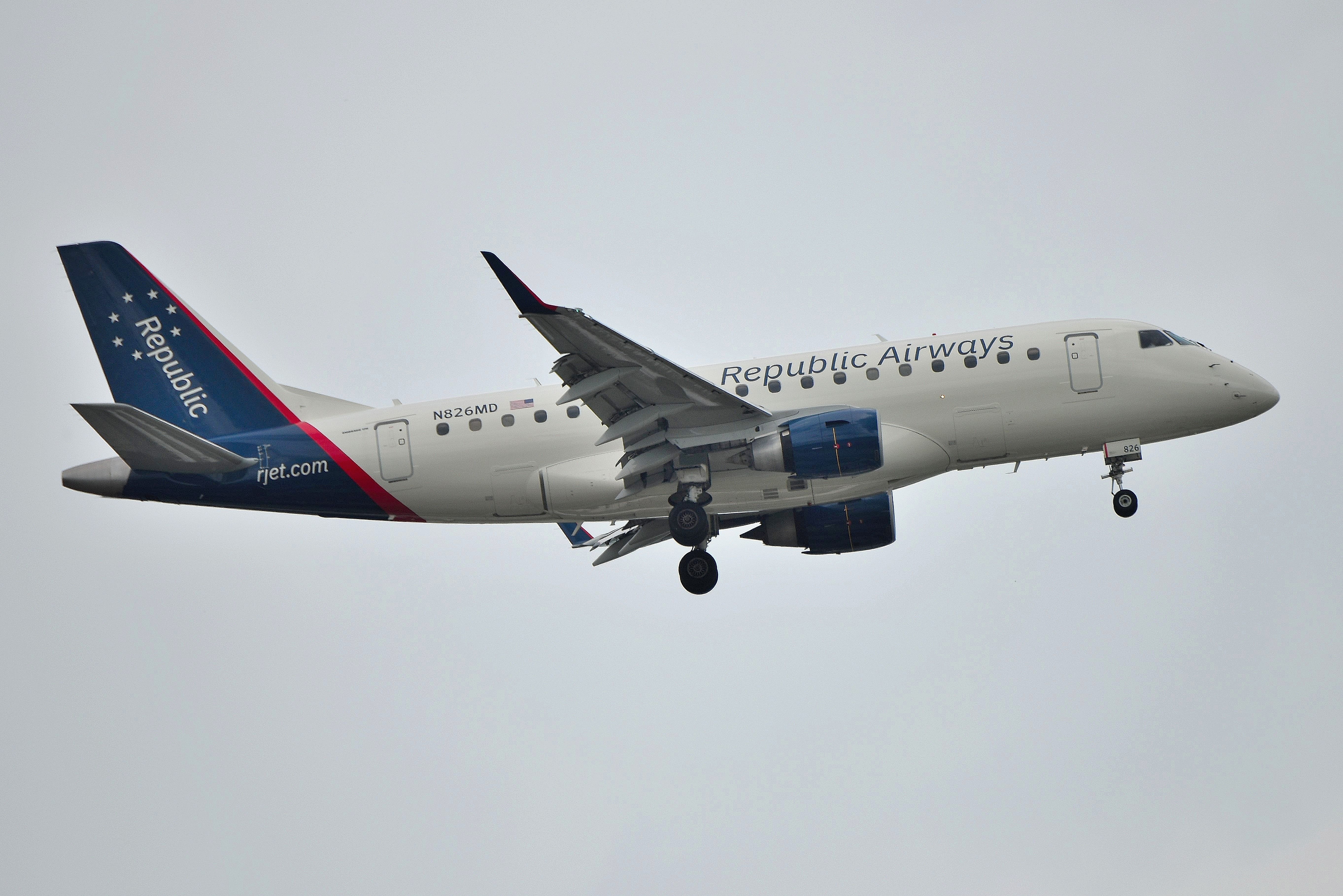 Embraer 170/175 (N826MD)