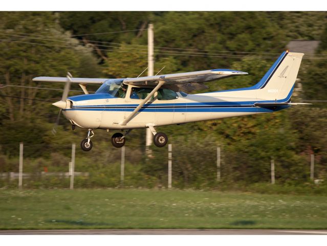 Cessna Skyhawk (N62104) - Landing runway 35.