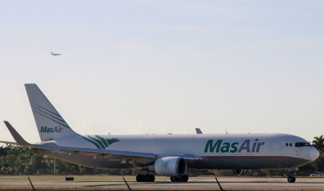BOEING 767-300 (N420LA)