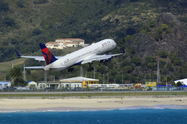 Boeing 757-200 (N548US) - Delta N548US departing TNCM St Maarten.