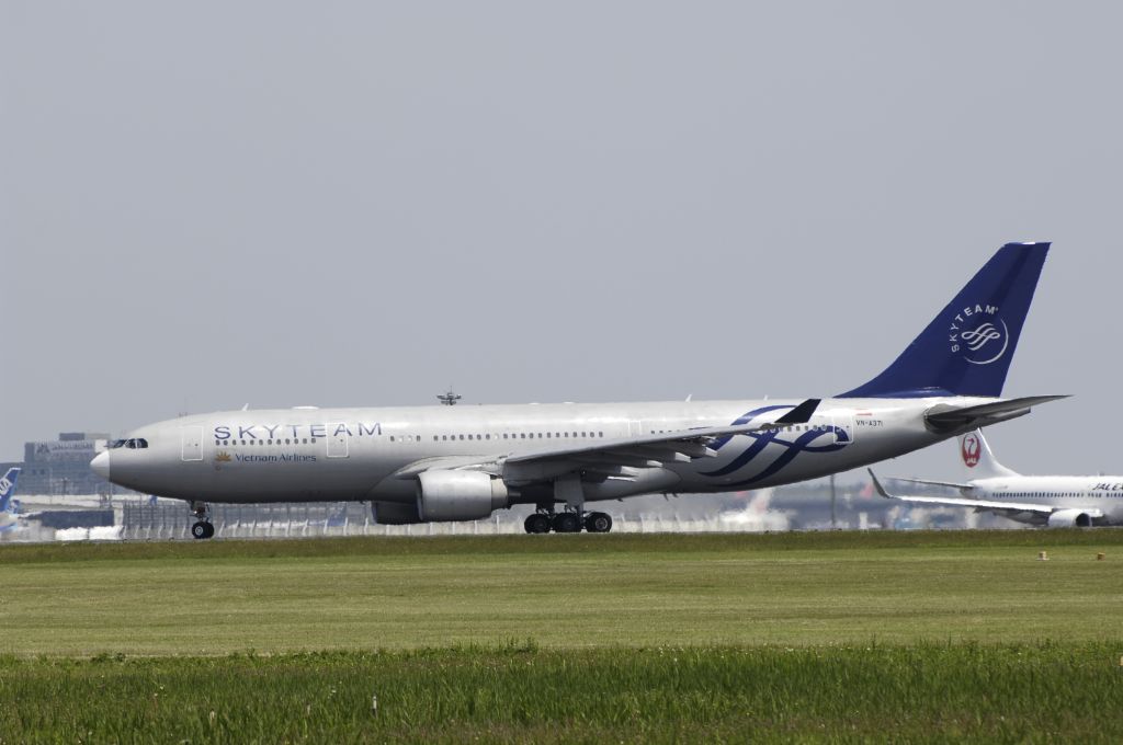 Airbus A330-200 (VN-A371) - Departure at NRT Airport R/W34L on 2012/05 26 Sky Team c/s