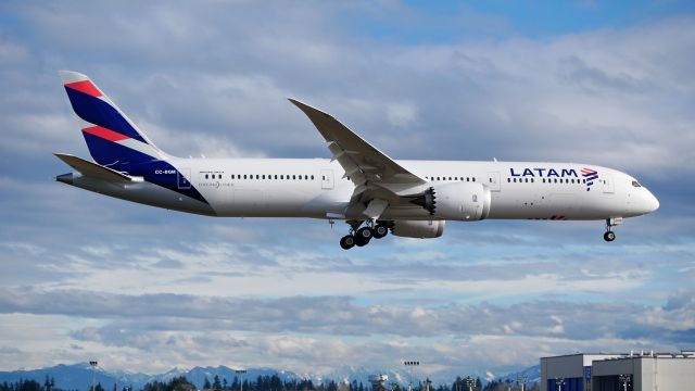 Boeing 787-9 Dreamliner (CC-BGM) - BOE229 on final to Rwy 16R to complete a C1 flight on 1.21.17. (ln 524 / cn 38771).