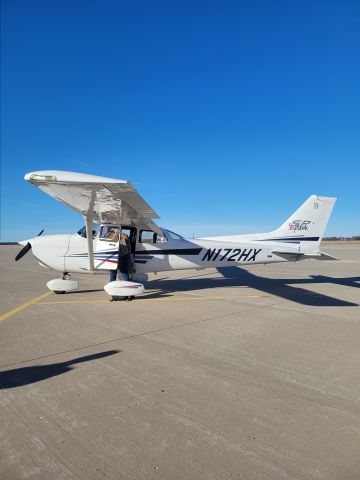 Cessna Skyhawk (N172HX) - N172HX doing the pre flight 