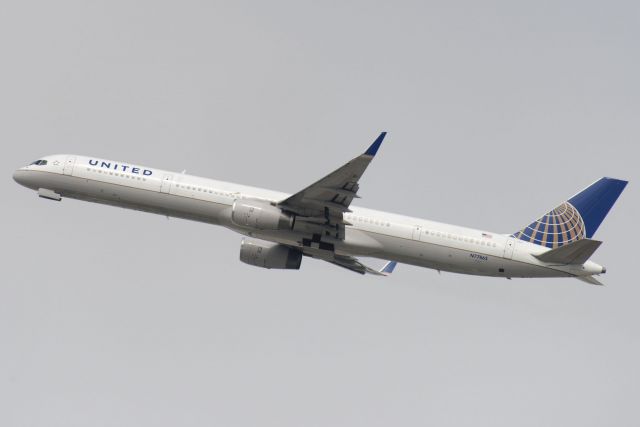 BOEING 757-300 (N77865) - N77865  Boeing  B757-33N  UAL  KLAX  20130305  4419