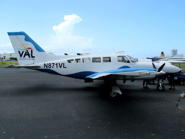 Cessna 402 (N871VL)