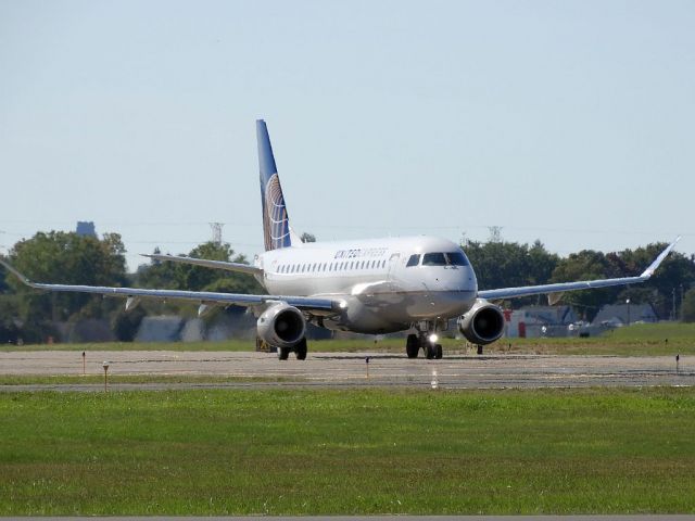 Embraer 175 (N165SY)