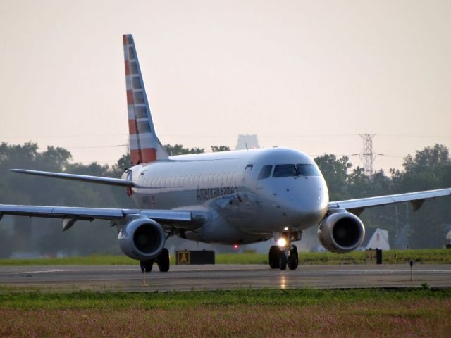 Embraer 175 (N416YX)