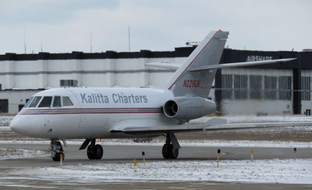 Dassault Falcon 20 (N229CK) - Kalitta Charters Falcon 20 taxiing on the ramp at BUF to pick up come cargo!