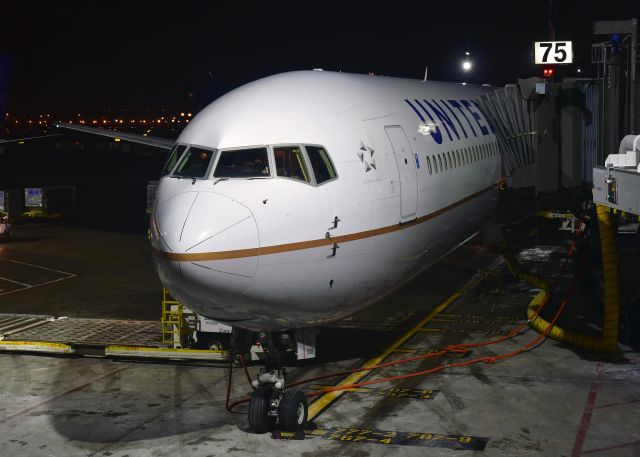 BOEING 767-400 (N66057) - United Airlines Boeing 767-424(ER) N66057 in Newark 