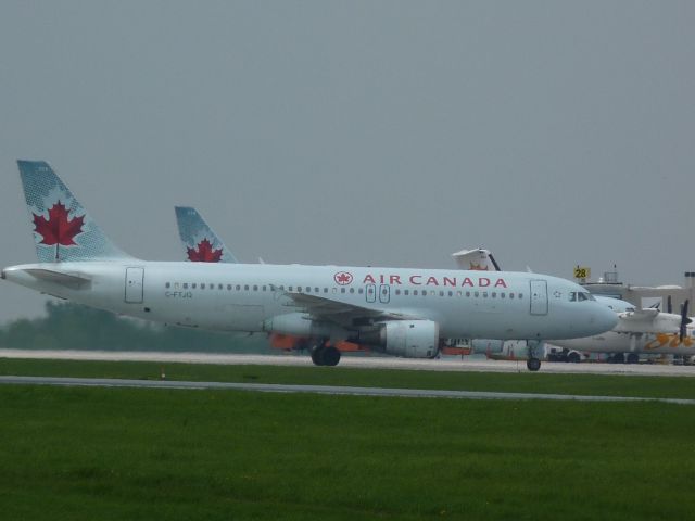 Airbus A320 (C-FTJQ) - taxxing towards the hub.