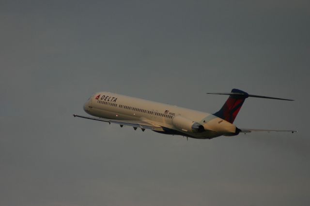 McDonnell Douglas MD-88 (N948DL)