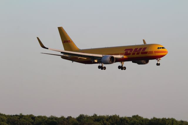 BOEING 767-300 (N298CM)