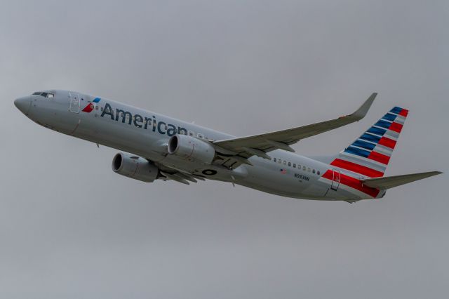 Boeing 737-800 (N983NN)