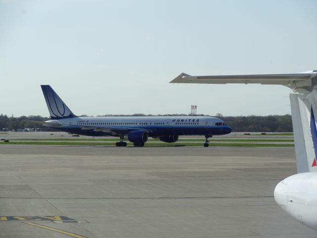 — — - United 757 at CLE