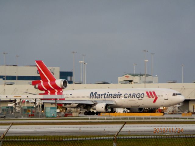 Boeing MD-11 (PH-MCS) - Taxiing out of the cargo stand