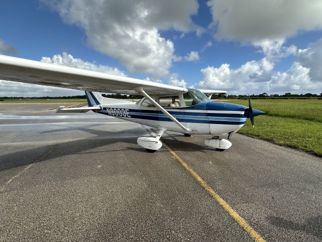 Cessna Skyhawk (N9003E) - 81 Cessna 172N on ramp Scott MacDonald Aircraft KSUA 