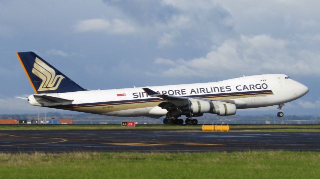 Boeing 747-400 (9V-SFN) - Touching down as a special morning service.