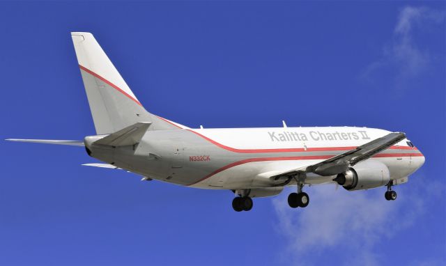 BOEING 737-300 (N332CK) - Dragster climbing out.