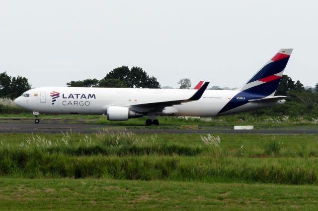 BOEING 767-300 (N538LA)