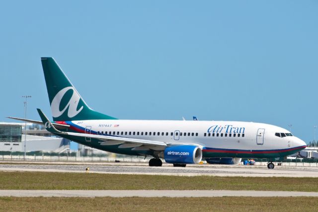 Boeing 737-700 (N174AT)