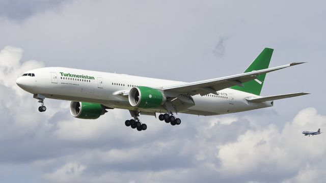 Boeing 777-200 (EZ-A778)